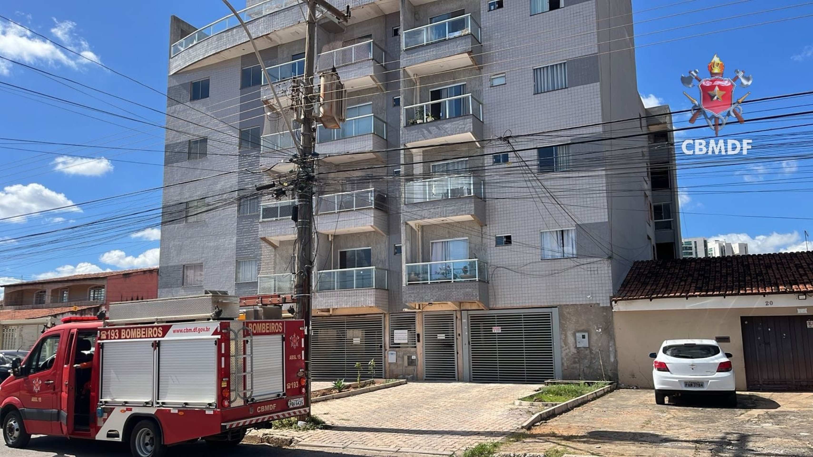 Criança de 3 anos cai do terceiro andar de prédio em Taguatinga Criança de 3 anos cai do terceiro andar de prédio em Taguatinga