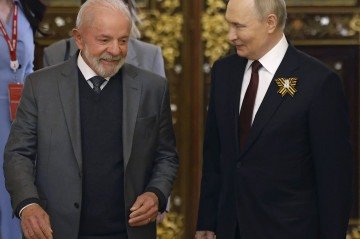 Lula com Putin: presidente disse que a visita ao país é para 'refazer com mais força' a parceria com a Rússia -  (crédito: Maxim Shemetov/AFP)