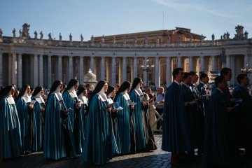Peregrinos do Instituto de Padres do Cristo Soberano Rei (E) e das Irmãs Adoradoras do Coração Real de Jesus na Praça de São Pedro  -  (crédito:  Dimitar Dikoff/AFP)