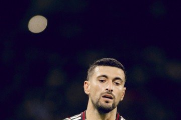 Arrascaeta toma fôlego durante jogo do Flamengo na Libertadores: rubro-negro é um dos times que não para durante o Mundial de Clubes -  (crédito: Adriano Fontes/Flamengo)