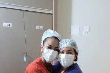 Suzane e Nayara no dia da implantação do embrião 