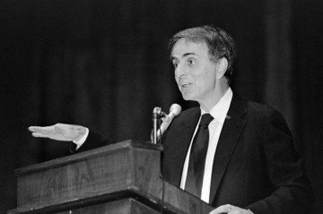 Segredos do Universo: Relembre Carl Sagan, um visionário da Ciência do Cosmos