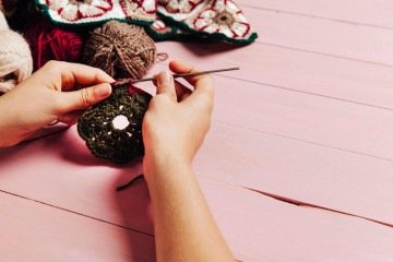 Antes associado a pessoas idosas, o crochê conquista jovens nas redes sociais como forma de expressão, empreendedorismo e bem-estar emocional -  (crédito: Reprodução/Freepik)