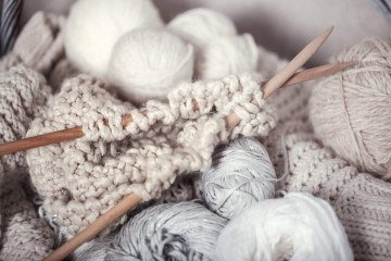 Mulher fazendo crochê -  (crédito: Reprodução/Freepik)