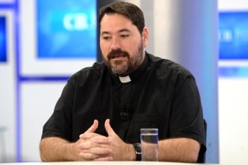 Padre Santiago: 'Este papa é muito próximo das pessoas, trabalhou nas periferias' -  (crédito: Ed Alves/CB/D.A Press)