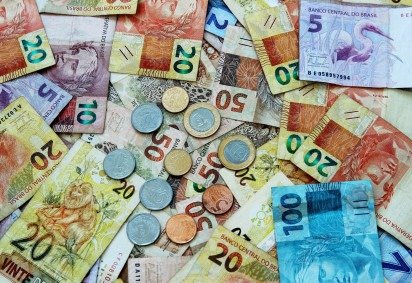 O novo valor do salário mínimo no Brasil entrou em vigor no início de 2025. Ele passou de R$ 1.412 para R$ 1.518, um reajuste de R$ 106. 
 -  (crédito: Joel Fotos/Pixabay)