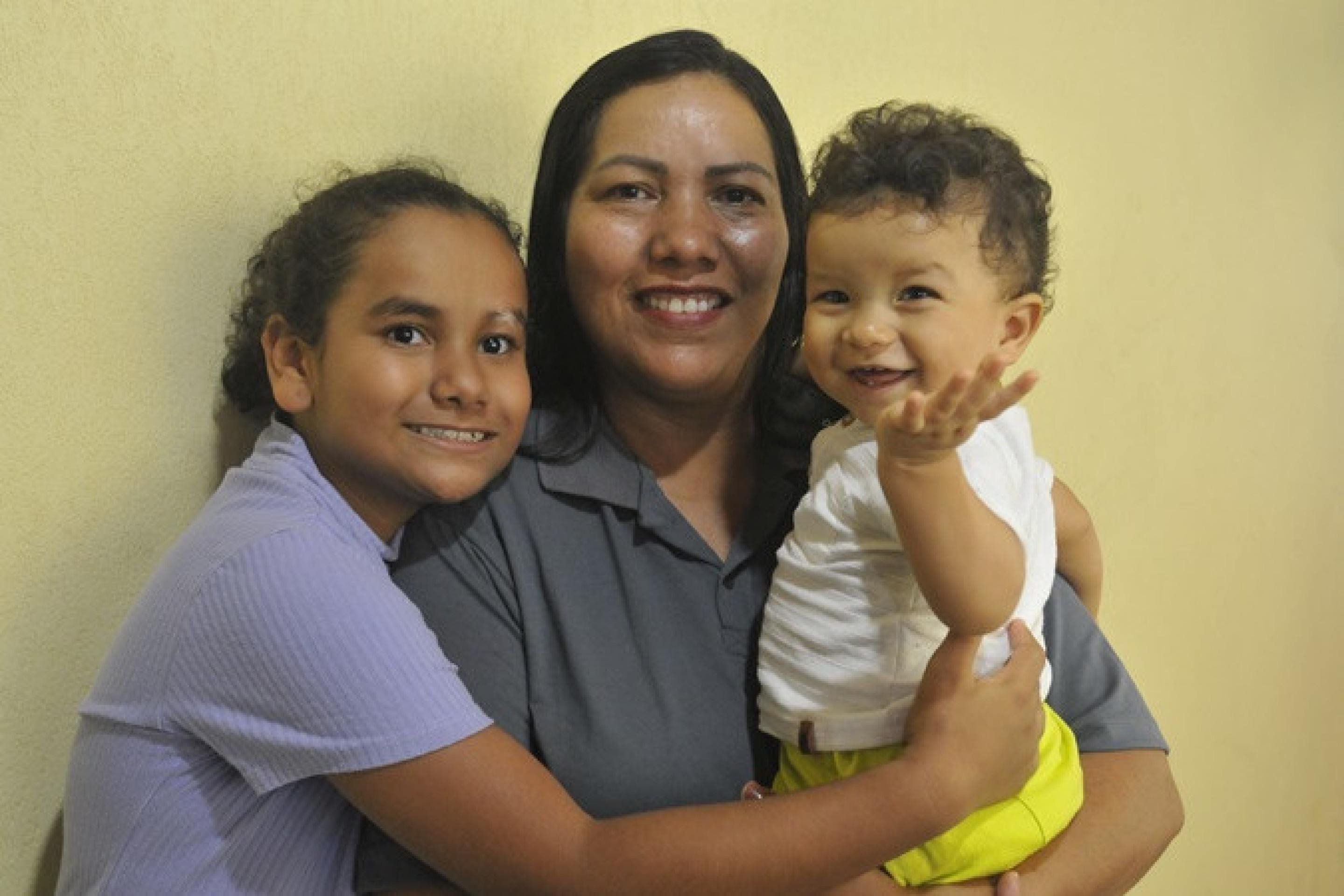  Alvalina Maria de Oliveira com os filhos Laura e Miguel.