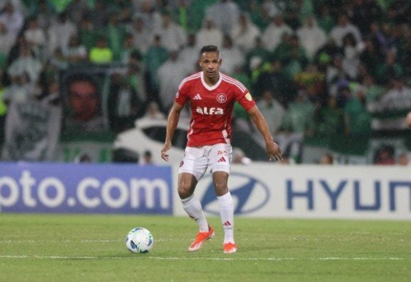 FERNANDO - Não teve a mesma segurança de outros jogos. Também errou no segundo gol do Atlético Nacional, quando erra um carrinho no meio-campo e não mata a jogada, permitindo a sequência que terminou no gol de Billy Arce. NOTA: 4,0