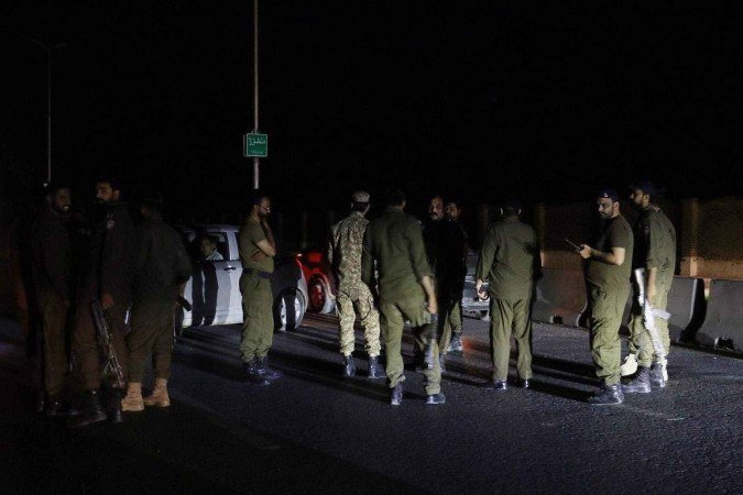 O conflito entre Índia e Paquistão se intensificou neste sábado, 10, com os dois lados visando bases aéreas e se acusando mutuamente de atacar primeiro - (crédito: Reuters) O conflito entre Índia e Paquistão se intensificou neste sábado, 10, com os dois lados visando bases aéreas e se acusando mutuamente de atacar primeiro - (crédito: Reuters)