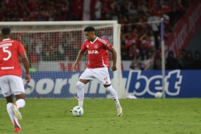 VICTOR GABRIEL - Muito inseguro. Cometeu muitos erros técnicos e falhou em dois gols. No primeiro gol, é dominado pelo Viveros, que domina e chuta cruzado na pequena área. Depois, no terceiro, erra o tempo de bola e perde a disputa para Viveros. NOTA: 3,0