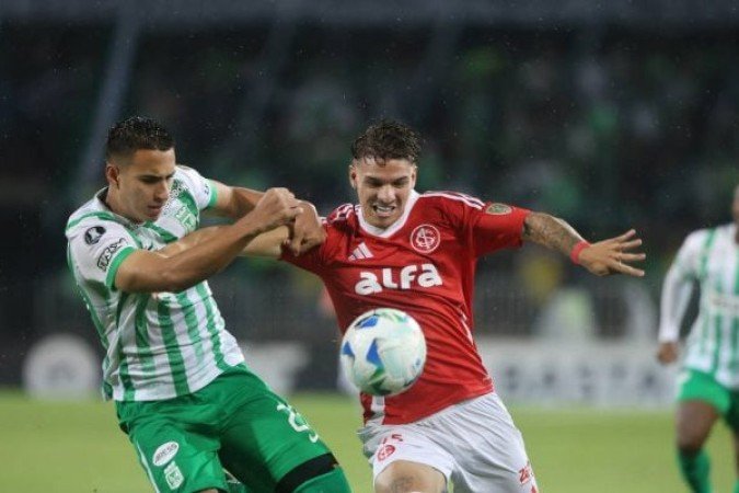 LUCCA - Entrou no lugar de Valencia, mas também teve uma atuação discreta. Foi anulado pela defesa do Atlético Nacional e participou pouco da partida. NOTA: 4,5