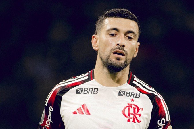 Arrascaeta toma fôlego durante jogo do Flamengo na Libertadores: rubro-negro é um dos times que não para durante o Mundial de Clubes - (crédito: Adriano Fontes/Flamengo) Arrascaeta toma fôlego durante jogo do Flamengo na Libertadores: rubro-negro é um dos times que não para durante o Mundial de Clubes - (crédito: Adriano Fontes/Flamengo)