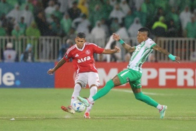 AGUIRRE - Sofreu defensivamente, já que dois gols do Atlético Nacional nascem pelo seu setor. Já ofensivamente, teve boa participação e teve papel decisivo no lance do gol colorado, já que foi o responsável por sofrer o pênalti. NOTA: 5,5