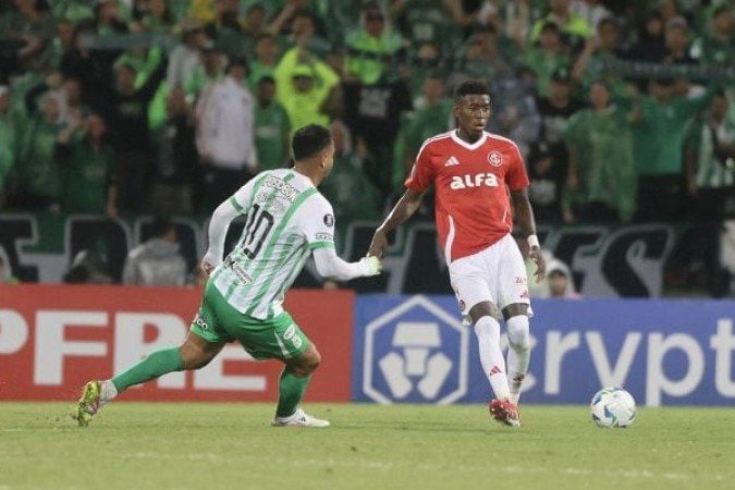 VITÃO - Não passou confiança. Perdeu muitos duelos, tanto no chão quanto pelo alto. Falhou no terceiro gol após errar uma tentativa frustrada de bote em Viveros. NOTA: 4,0