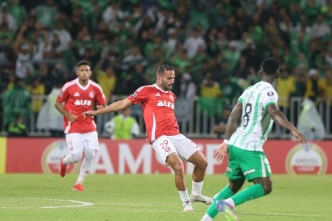 THIAGO MAIA - Foi bem nos passes e teve papel importante na circulação da bola. Porém, defensivamente teve dificuldades. Sentiu o desgaste no segundo tempo. NOTA: 4,5
