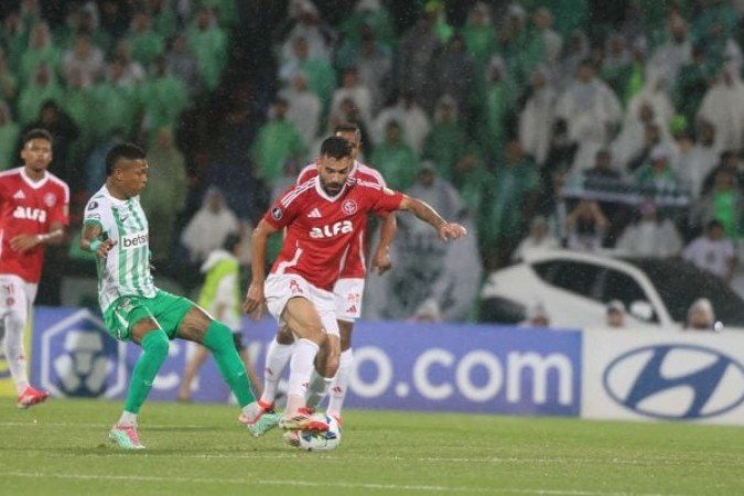 BRUNO HENRIQUE - Muito apagado. Teve poucas ações com a bola, encontrou dificuldades na marcação e não se encontrou em campo. Foi substituído no intervalo. NOTA: 4,0