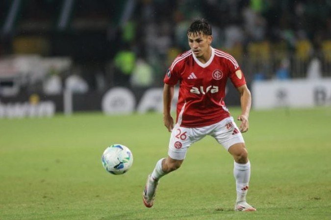 BERNABEI - Teve uma atuação abaixo do que costuma render. Defensivamente teve uma atuação segura, mas mesmo assim quase entregou um gol. Já no ataque, não conseguiu colaborar muito. NOTA: 5,0