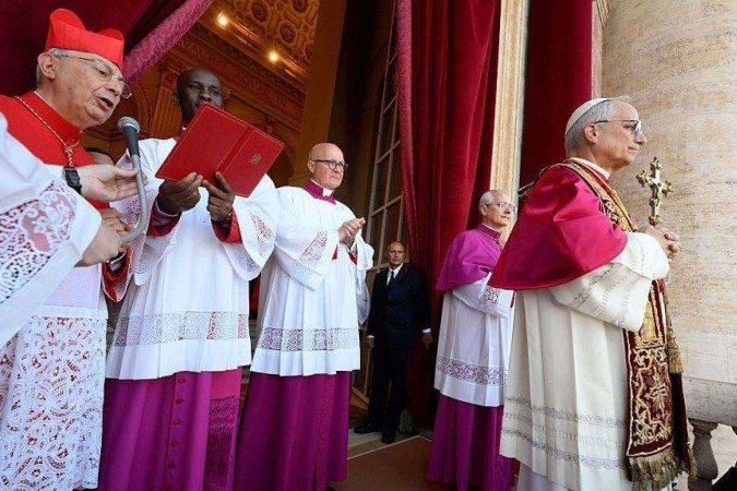 Em 2013, o papa Francisco decidiu dispensar algumas das vestes usadas por outros papas - (crédito: Getty Images) Em 2013, o papa Francisco decidiu dispensar algumas das vestes usadas por outros papas - (crédito: Getty Images)