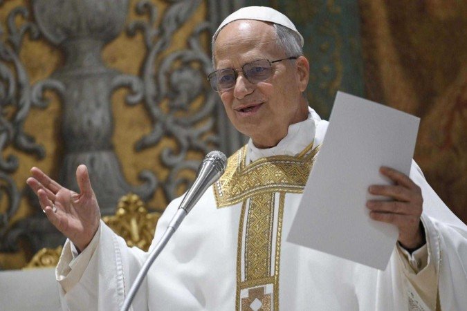 Prevost em bate-papo no Lay Centre, dirigido por brasileiro em Roma, em maio do ano passado. O brasileiro Filipe Domingues é o que está ao centro da mesa de óculos, ao lado do então cardeal - (crédito: Arquivo pessoal) Prevost em bate-papo no Lay Centre, dirigido por brasileiro em Roma, em maio do ano passado. O brasileiro Filipe Domingues é o que está ao centro da mesa de óculos, ao lado do então cardeal - (crédito: Arquivo pessoal)