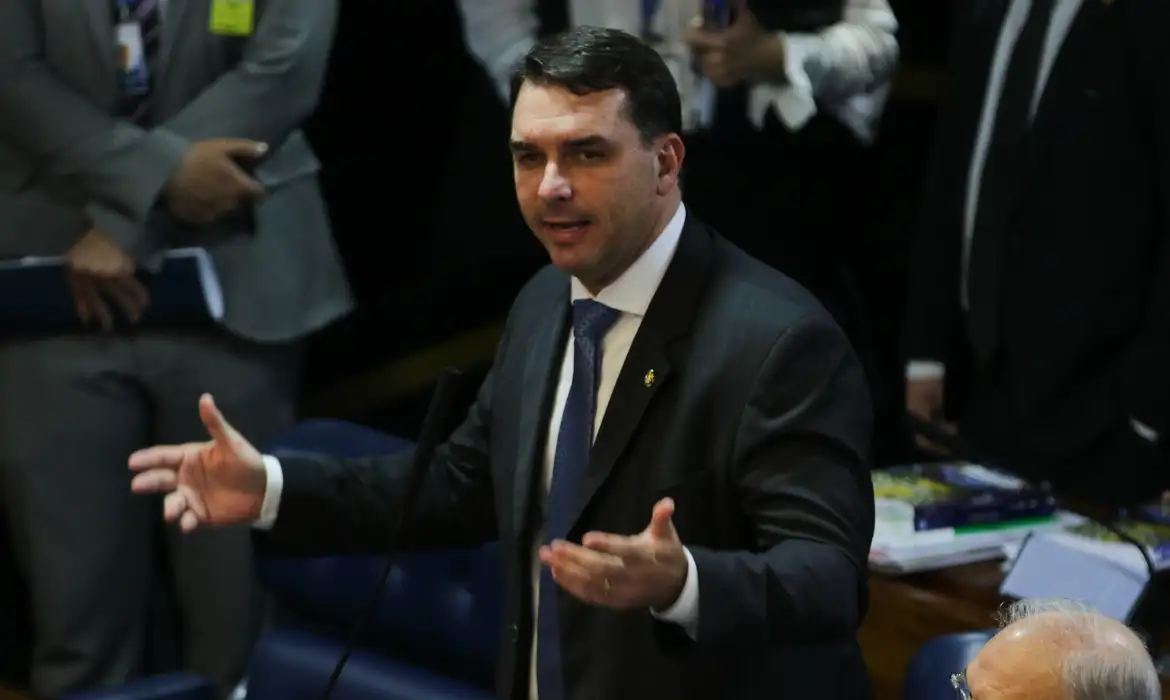 Em publicação no Instagram, o senador Flávio Bolsonaro comparou o presidente Lula e o PT a chefes das facções PCC e CV
- (crédito: Fábio Rodrigues Pozzebom/Agência Brasil) Em publicação no Instagram, o senador Flávio Bolsonaro comparou o presidente Lula e o PT a chefes das facções PCC e CV
- (crédito: Fábio Rodrigues Pozzebom/Agência Brasil)