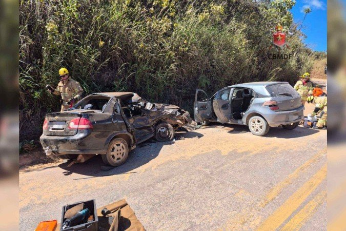 Os carros ficaram com a frente totalmente destruída - (crédito: Divulgação/CBMDF) Os carros ficaram com a frente totalmente destruída - (crédito: Divulgação/CBMDF)