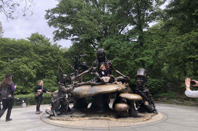 A Alice do Central Park, em Nova York, e outras estátuas pelo Brasil - (crédito: Uai Turismo) A Alice do Central Park, em Nova York, e outras estátuas pelo Brasil - (crédito: Uai Turismo)