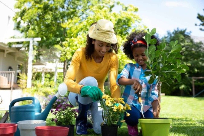 Maio favorece o cultivo de flores e hortaliças (Imagem: wavebreakmedia | Shutterstock) - (crédito: EdiCase) Maio favorece o cultivo de flores e hortaliças (Imagem: wavebreakmedia | Shutterstock) - (crédito: EdiCase)