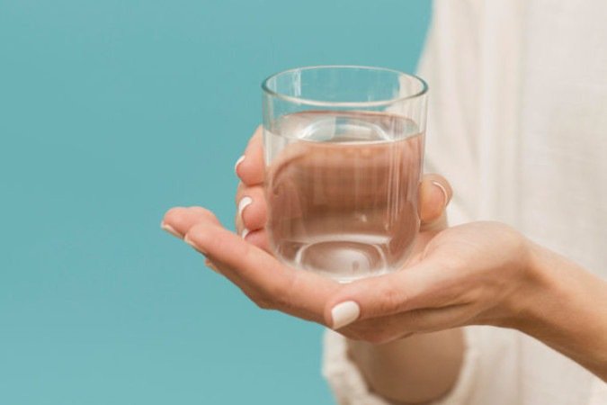 Homem sofre queimaduras internas após beber água mineral em SP