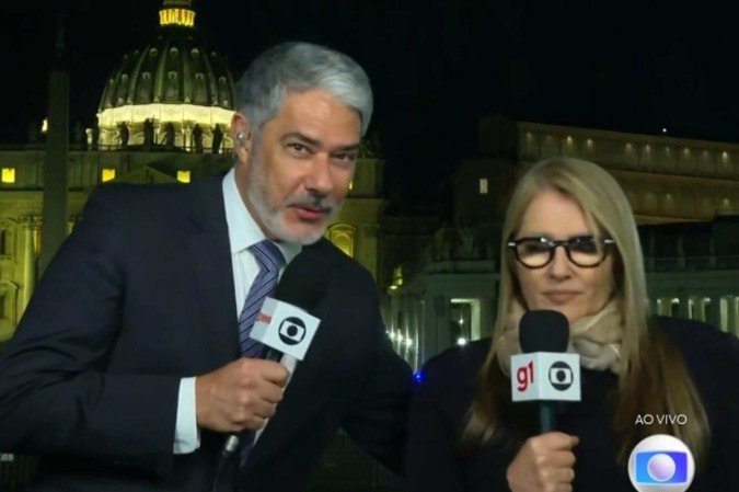 Bonner, ao se despedirem dos telespectadores, tentou dar um abraço em Ilze, que fugiu do contato e quase se ausentou do quadro da câmera que transmitia a reportagem - (crédito: Globo) Bonner, ao se despedirem dos telespectadores, tentou dar um abraço em Ilze, que fugiu do contato e quase se ausentou do quadro da câmera que transmitia a reportagem - (crédito: Globo)
