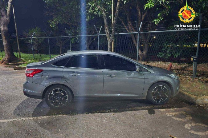 O carro foi roubado há dois meses e estava com a placa adulterada. - (crédito: PMDF) O carro foi roubado há dois meses e estava com a placa adulterada. - (crédito: PMDF)