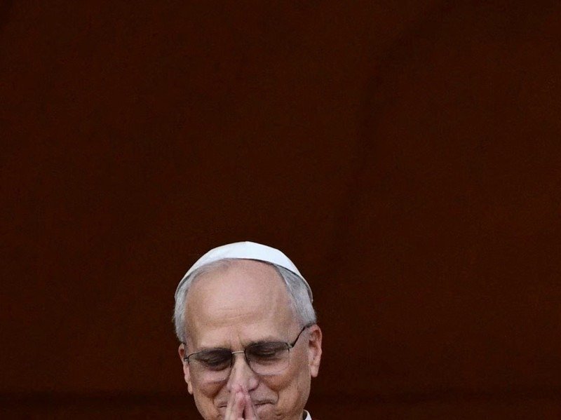 O recém-eleito Papa Leão Um moderado que era próximo do Papa Francisco e passou anos como missionário no Peru, ele se torna o 267º pontífice da Igreja Católica, assumindo o nome papal Leão XIV       -  (crédito: Tiziana FABI/AFP)