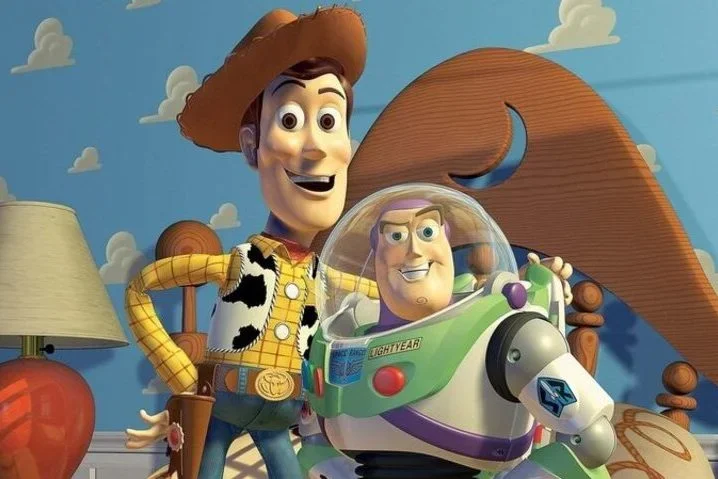 Buzz Lightyear, o astronauta de brinquedo da franquia "Toy Story" é uma homenagem a Aldrin. A animação faz tanto sucesso que o quinto filme deve estrear em 19/6/2025. O personagem é dublado por Tim Allen, ao lado do cowboy Woody (dublado por Tom Hanks). -  (crédito: Divulgação)