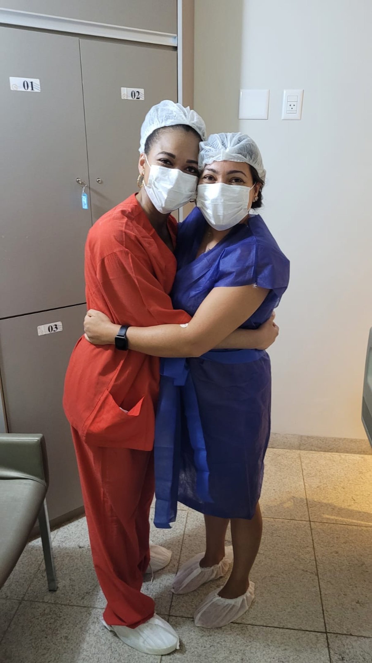 Suzane e Nayara no dia da implantação do embrião 