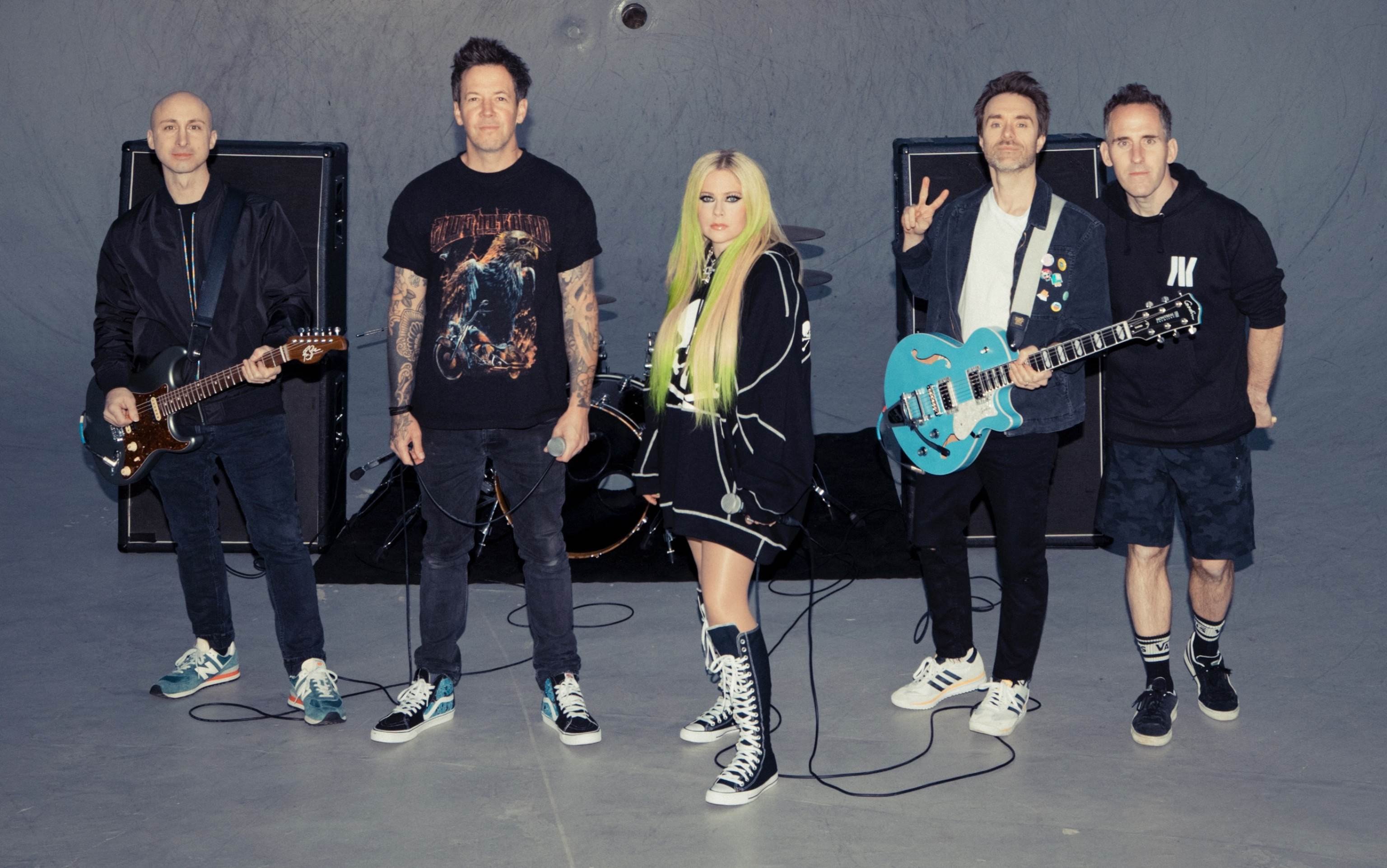 Avril Lavigne e Simple Plan se juntam em nova música Young & Dumb Avril Lavigne e Simple Plan se juntam em nova música Young & Dumb