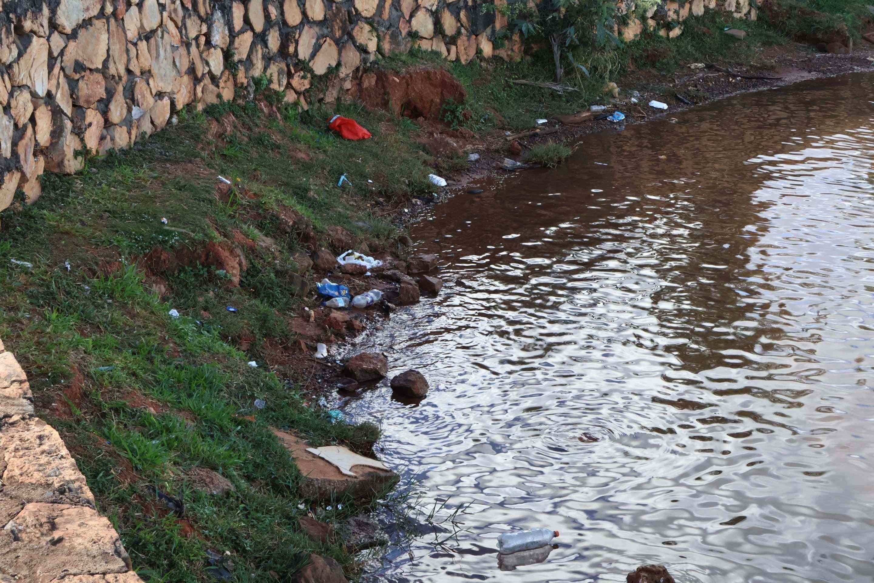 A poluição do lago é outro grave problema, alerta professor da UnB       
