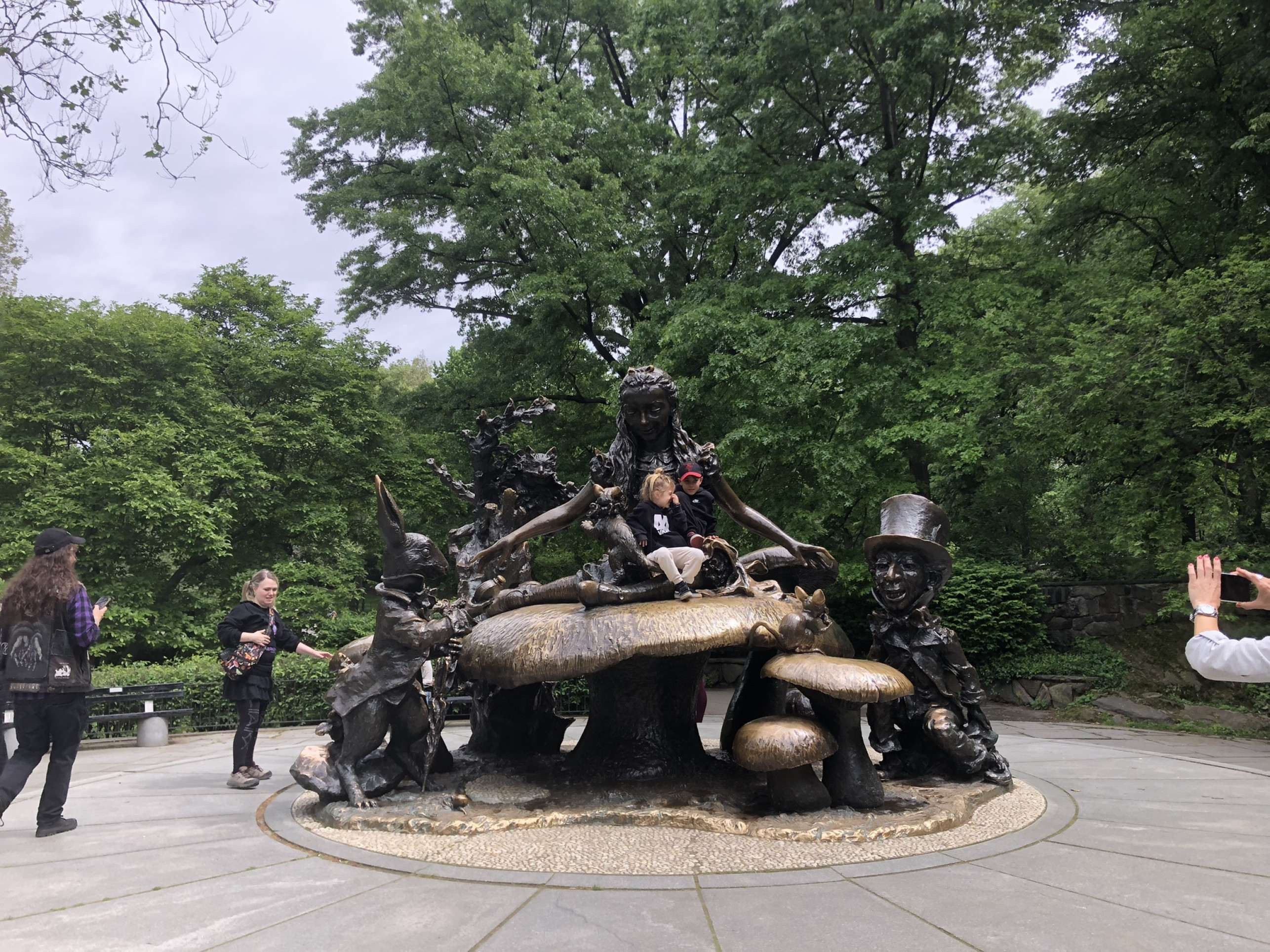 A Alice do Central Park, em Nova York, e outras estátuas pelo Brasil