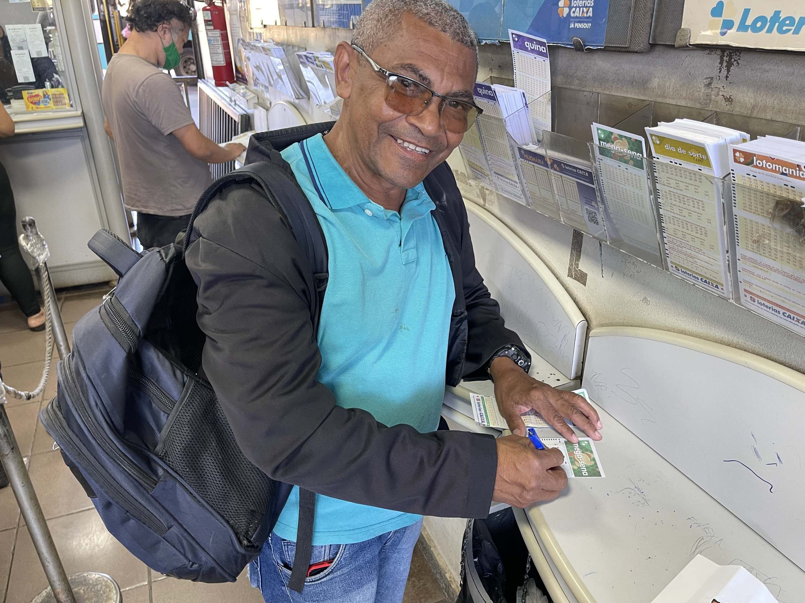 Apostadores vão às ruas em busca do prêmio acumulado em R$ 45 milhões