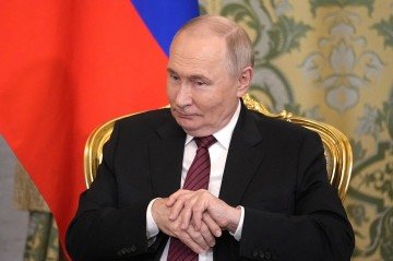 Vladimir Putin durante as comemorações do 80º aniversário da vitória da União Soviética sobre a Alemanha nazista na Segunda Guerra Mundial, em 10 de maio de 2025 -  (crédito: Pavel Bednyakov/POOL/AFP)