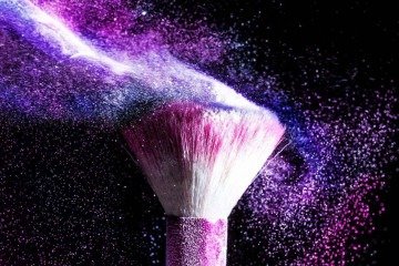 Imagens em alta resolução de microscópio eletrônico do glitter: (a) liso e intacto, e (b) cinco minutos após a exposição a condições semelhantes à água do mar -  (crédito: iCRAG Lab @ TCD. Juan Diego Rodriguez-Blanco)