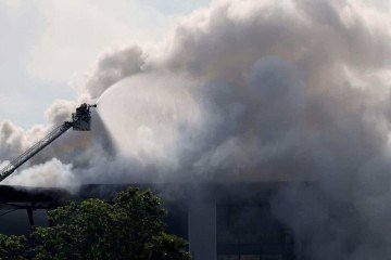 Os bombeiros também pediram que a população permaneça alerta, pois dependendo dos ventos e do movimento da nuvem tóxica -  (crédito: Luis Gene/ AFP)