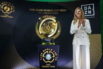 Palmeiras realiza tour da taça do Super Mundial na Sala de Troféus do clube