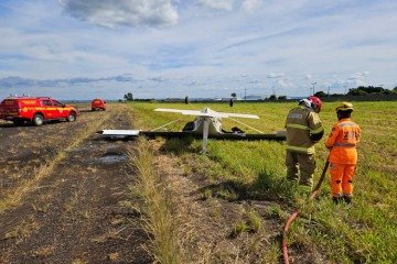 De acordo com os bombeiros, havia duas pessoas a bordo, que tiveram apenas ferimentos leves  -  (crédito: CBMMG/Divulgação )