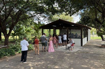 Fila da vacinação no Posto de Saúde da 612 sul -  (crédito: Pedro Ibarra/CB/D.A Press)