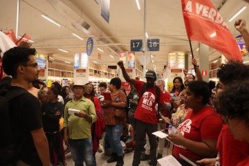 Os manifestantes pedem alimentação digna e de qualidade no Dia das Mães  -  (crédito: Luiza Poeiras)
