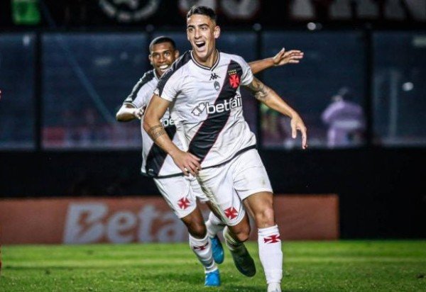PUMA RODRÍGUEZ - Até a expulsão de Matheuzinho, vinha tendo trabalho com as investidas de Osvaldo. No entanto, não deixou o atacante do Leão ser efetivo. Nas chegadas ao ataque, tentou jogadas com Rayan, alguns cruzamentos e até finalizações. Falhou na marcação do segundo gol do Vitória. Nota: 5,0 - Foto: Matheus Lima/Vasco 