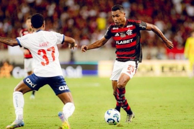 ALEX SANDRO - Muito seguro defensivamente. Contribuiu com cortes, interceptações e desarmes. Porém, a melhor chance do Bahia na partida foi um lance em que Kayky o driblou. NOTA: 5,5 - Foto: Gilvan de Souza/Flamengo