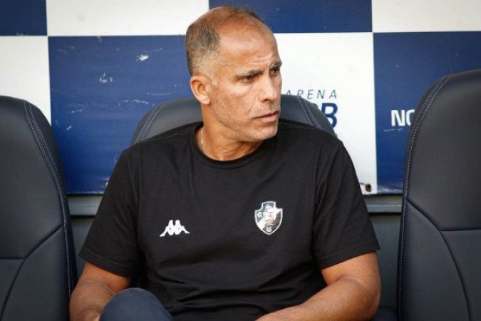 TÉC. FELIPE LOUREIRO (INTERINO) - Colocou Sforza para melhorar a saída de bola e foi premiado com a expulsão de Matheuzinho. O Vasco conseguiu se achar com um a mais em campo e chegou a ficar na frente do placar. No entanto, o treinador tirou Paulinho e mais para frente fez alterações erradas, como a saída de Coutinho. As substituições chamaram o Vitória para o campo de ataque, culminando na virada. Nota: 4,0 - Foto: Matheus Lima/Vasco