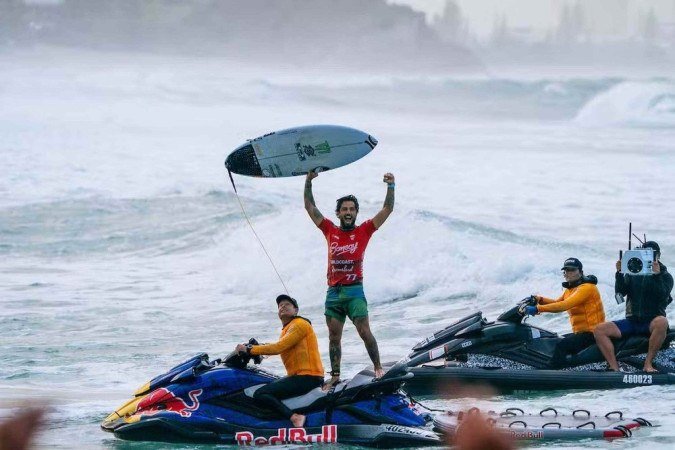Filipe Toledo festeja o bicampeonato na etapa do Circuito Mundial de Surfe em Gold Coast: primeiro brasileiro a fazer a dobradinha na competição australiana - (crédito: Divulgação/WSL) Filipe Toledo festeja o bicampeonato na etapa do Circuito Mundial de Surfe em Gold Coast: primeiro brasileiro a fazer a dobradinha na competição australiana - (crédito: Divulgação/WSL)