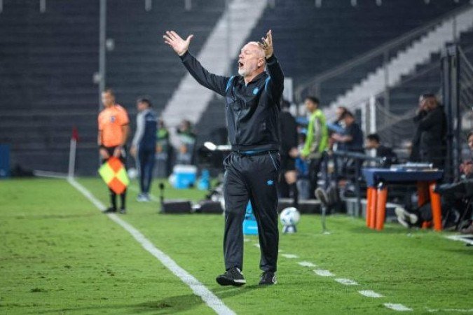 MANO MENEZES - Não fez uma boa escolha ao iniciar com Nathan, que demonstrou falta de introsamento e comprometeu o meio de campo da equipe. No primeiro tempo, a equipe não finalizou na meta. Porém, na segunda etapa, conseguiu modificar a situação com a entrade de Monsalve e viu sua equipe melhorar o desempenho. Colocou Amuzu no jogo e o belga marcou o gol para os donos da casa. NOTA: 6,0. Foto: Divulgação/Conmebol