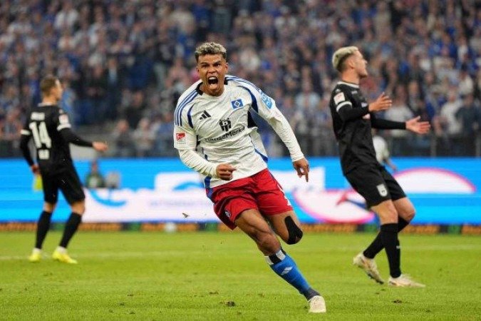 Koenigsdoerffer vibra após fazer um golaço, o segundo gol Hamburgo sobre o rebaixado Ulm. Com este 4 a 1, seu time está de volta à elite após sete anos - (crédito: Foto: Alex Bierens de Haan/Getty Images) Koenigsdoerffer vibra após fazer um golaço, o segundo gol Hamburgo sobre o rebaixado Ulm. Com este 4 a 1, seu time está de volta à elite após sete anos - (crédito: Foto: Alex Bierens de Haan/Getty Images)
